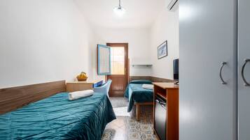 Habitación con 2 camas individuales, vistas al patio | Caja fuerte, sistema de insonorización, wifi gratis