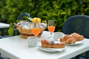 Outdoor dining - la capannina rooms (Procida)