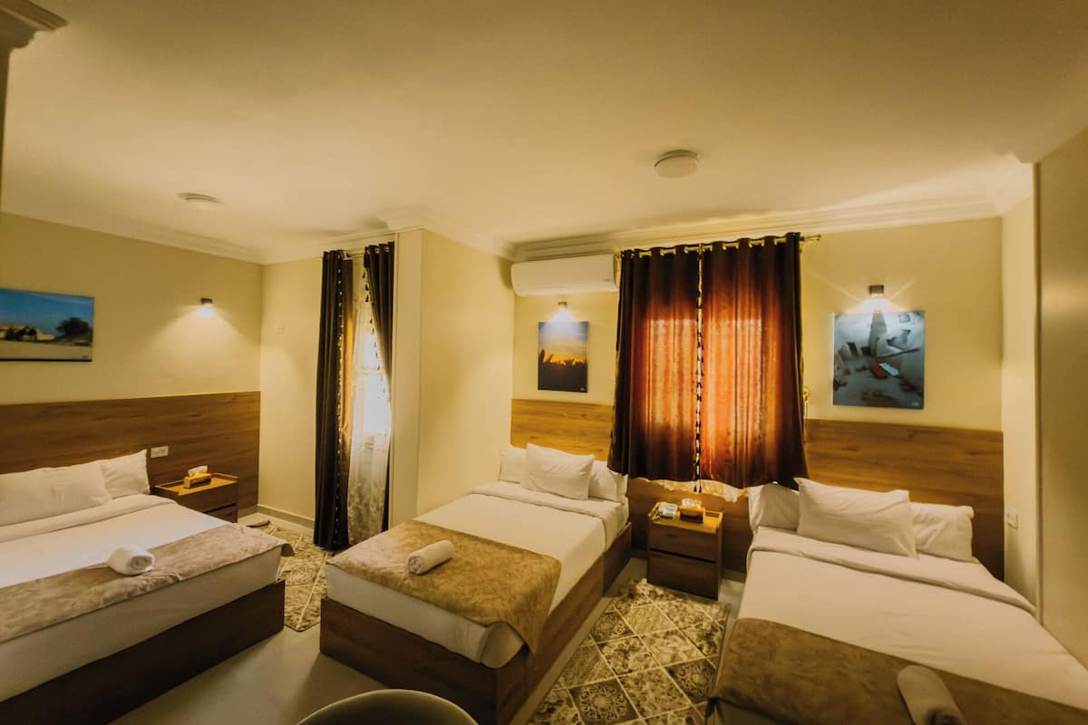 Phòng 3, quang cảnh núi | Bộ đồ giường cao cấp, nệm có lớp đệm bông, minibar 