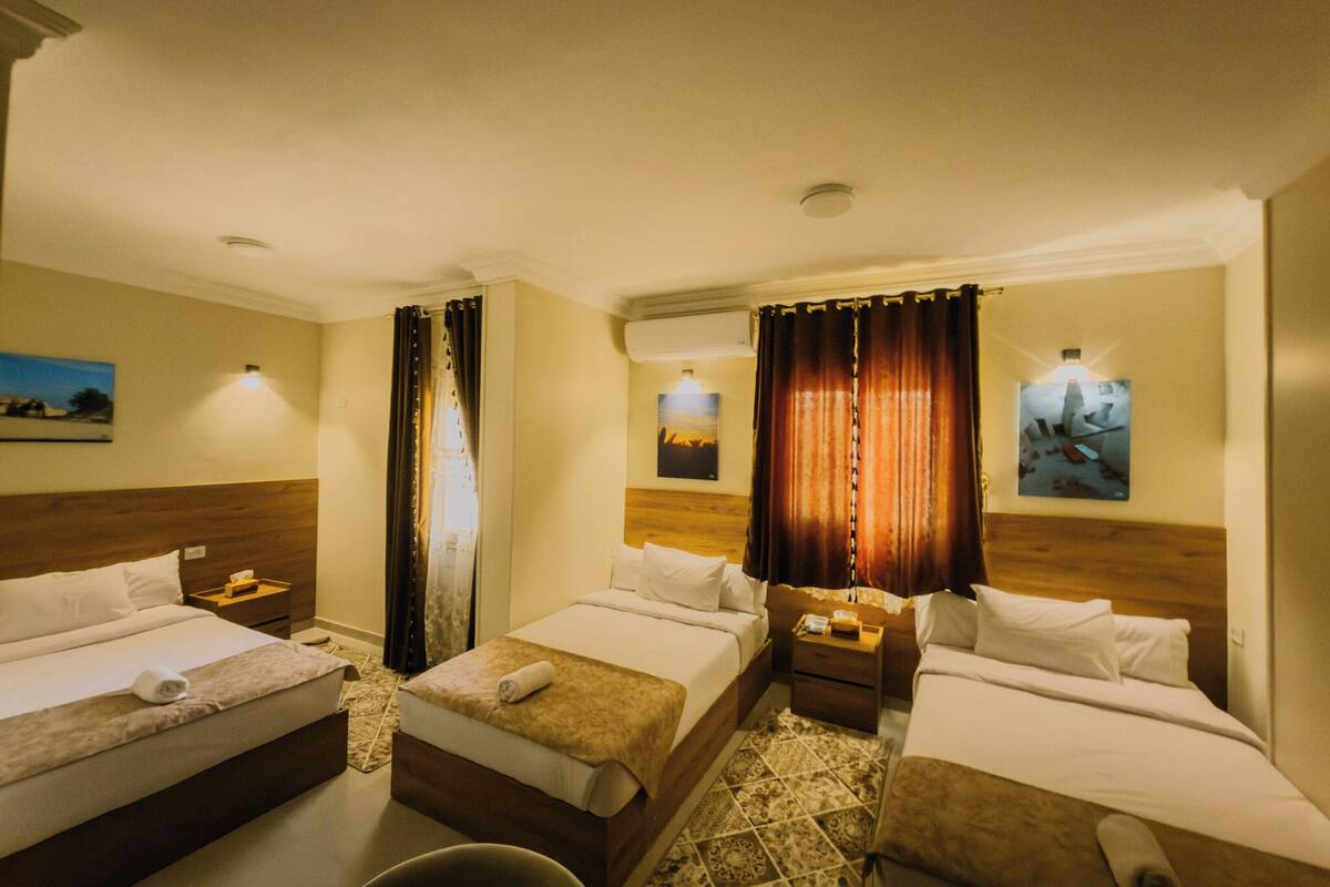 Triple Room, Mountain View | In-room safe, blackout curtains, soundproofing, free WiFi