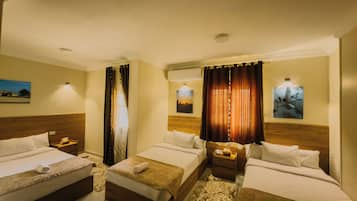 Habitación triple, vistas a la montaña | Ropa de cama de alta calidad, colchones con acolchado adicional, minibar