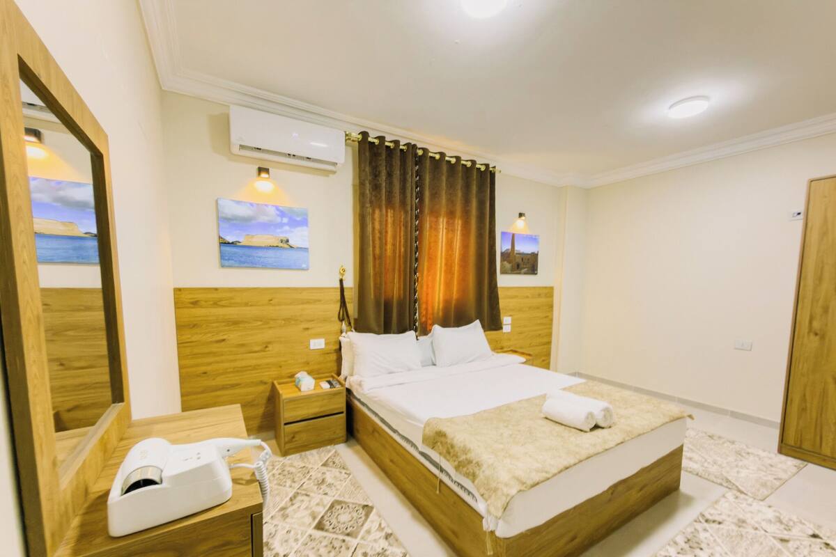 Phòng Suite Deluxe | Bộ đồ giường cao cấp, nệm có lớp đệm bông, minibar 