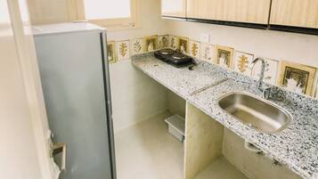 Electric kettle, freezer