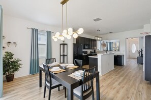 Dining - NEW LISTING! ONLY 10 MINS TO DISNEY! Best Bang For Your Buck! (Kissimmee)