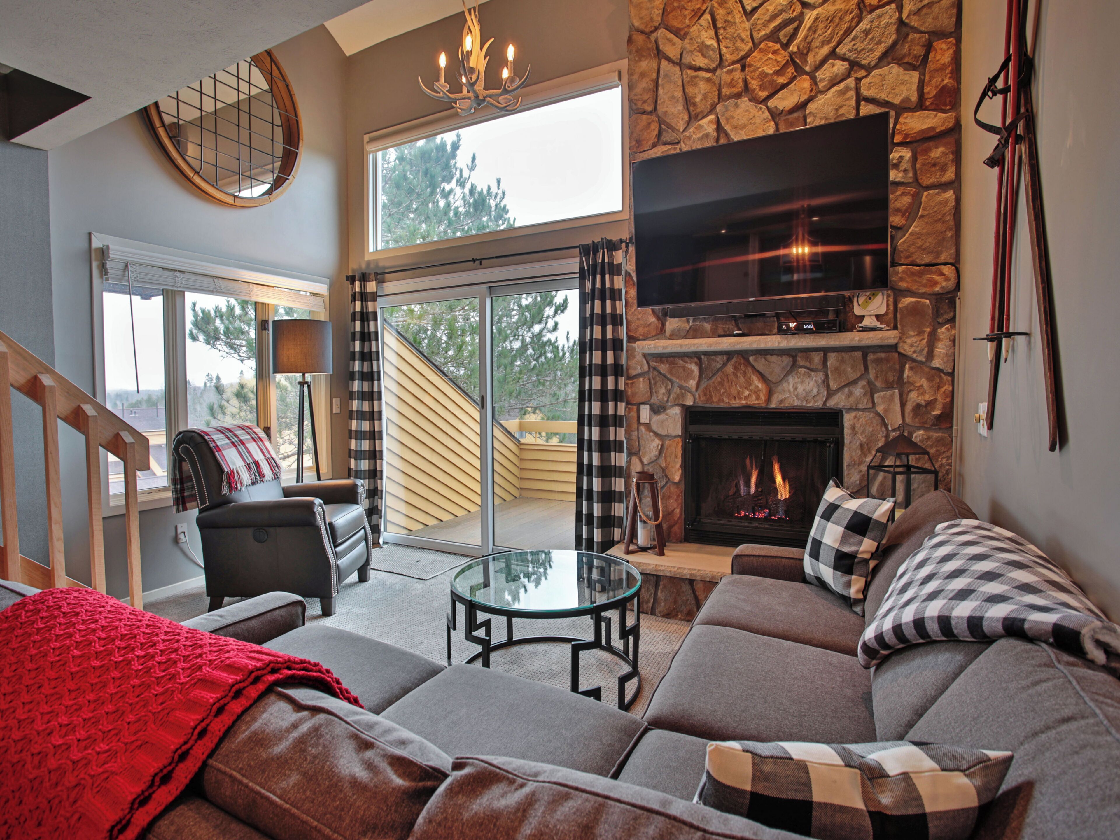Smart TV, fireplace