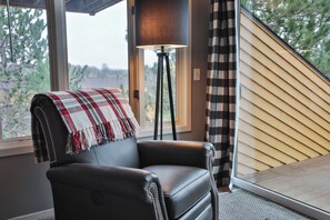 Smart TV, fireplace - Spacious 3 bdrm, 2 Bath Plus Loft, 1630 Sq Ft.  Many onsite amenities with Golf/Skiing near by! (Harbor Springs)
