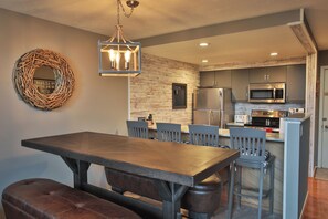 Dining - Spacious 3 bdrm, 2 Bath Plus Loft, 1630 Sq Ft.  Many onsite amenities with Golf/Skiing near by! (Harbor Springs)