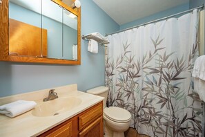 Towels - New! Lake Area Chalet w/ Hot Tub (Swanton)