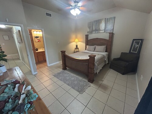 Home away from home 3-bedroom condo with AC in charming Killeen