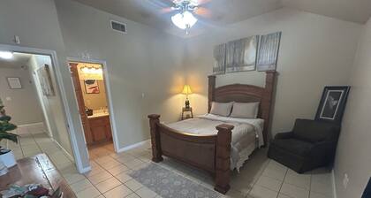 Home away from home 3-bedroom condo with AC in charming Killeen