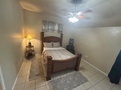 Home away from home 3-bedroom condo with AC in charming Killeen