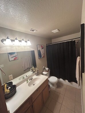 Secadora de cabello, toallas, jabón, papel de baño 