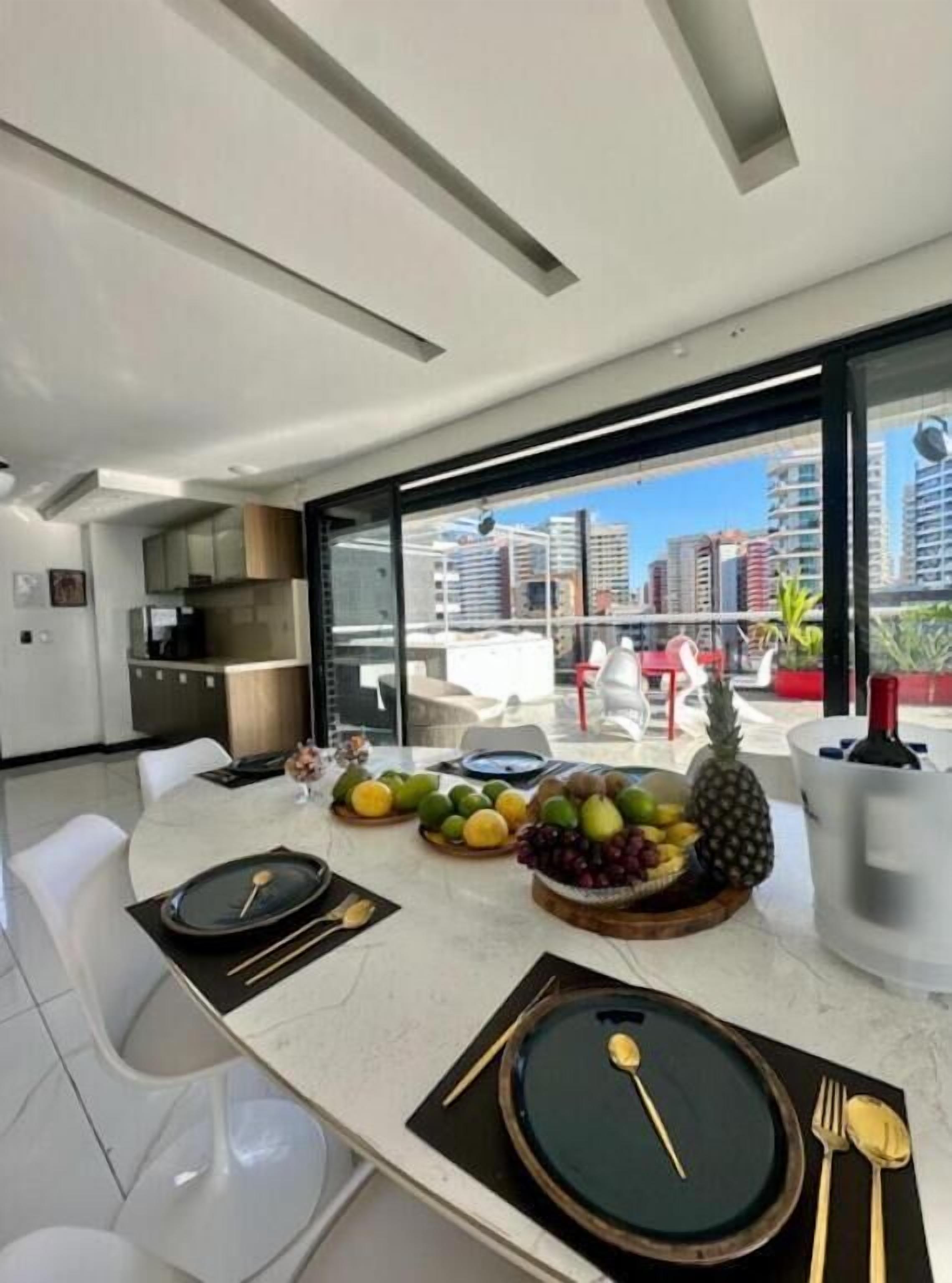 Apartamento luxo, varanda, vista para o oceano | Opções para refeição