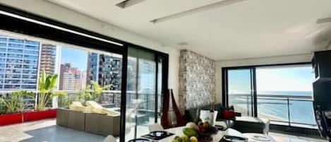 Deluxe Apartment, Patio, Ocean View | Tempat makan