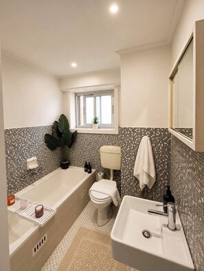 Hair dryer, towels, soap, toilet paper - Cozy Apartment with Iconic Views (Kirribilli)