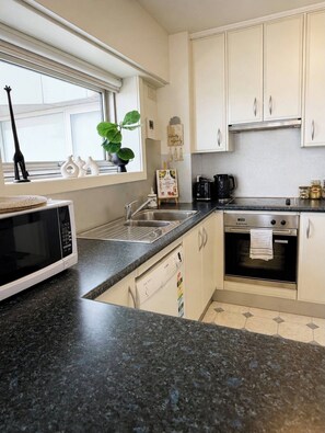 Private kitchen - Cozy Apartment with Iconic Views (Kirribilli)