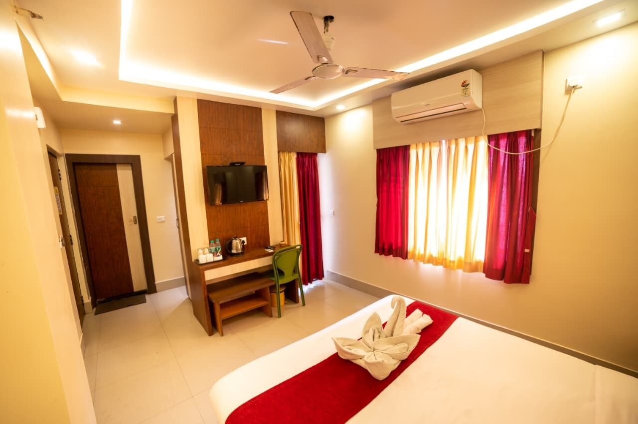 Deluxe Room | Desk, laptop workspace