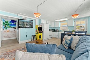 Ein modernes Wohnzimmer mit einer Couch, einem Couchtisch und einem Fernseher.