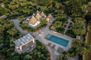 Exterior - Six-cone trullo with spa near Alberobello (Martina Franca)
