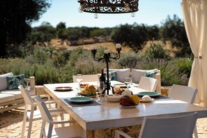 Outdoor dining - Six-cone trullo with spa near Alberobello (Martina Franca)