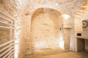 Shower - Six-cone trullo with spa near Alberobello (Martina Franca)