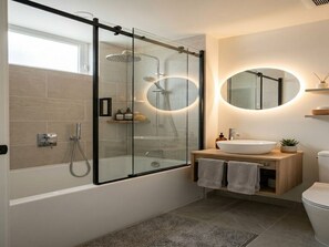 Doppia Economy, balcone, vista giardino | Bagno | Asciugamani
