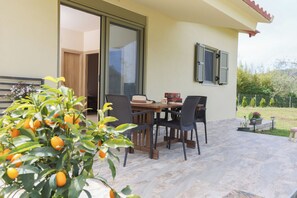 Outdoor dining - Ktistakis Apartment near Sidari (Psathilas)