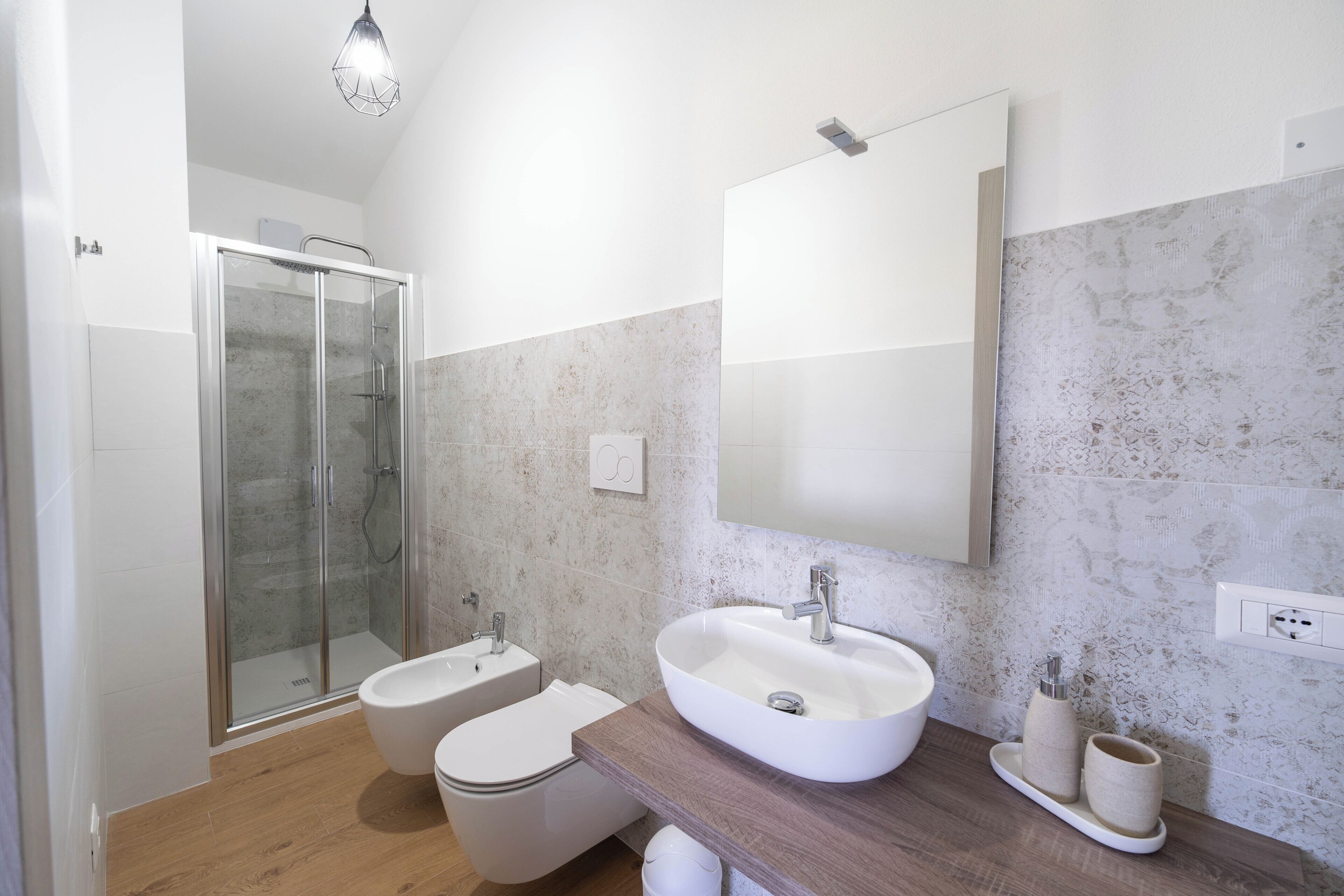 Shower, hair dryer, bidet, towels