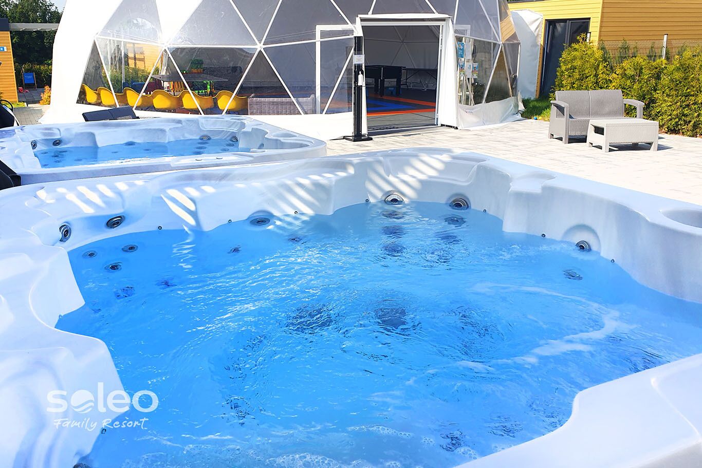 Outdoor spa tub