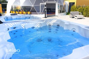 Outdoor spa tub