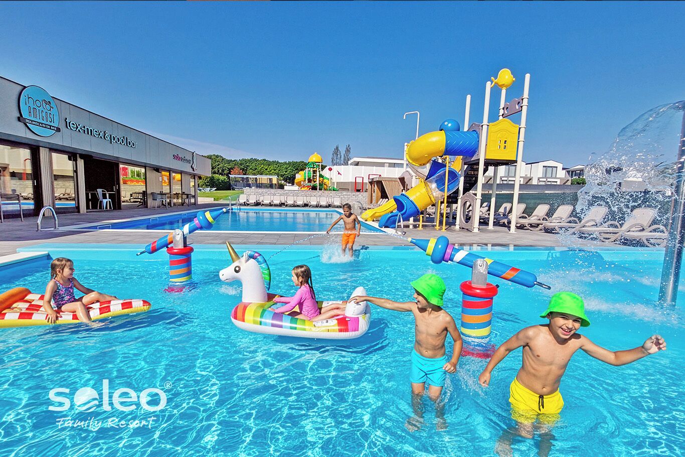 Una piscina al aire libre de temporada