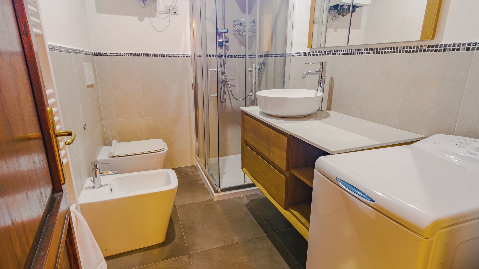 Shower, hair dryer, bidet, towels