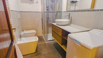 Regadera, secadora de cabello, bidet, toallas