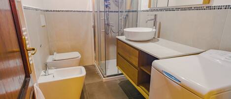 Dusche, Haartrockner, Bidet, Handtücher
