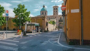 A street with buildings, a no entry sign, a bicycle path, and a bus stop. - Domus Dantis Ghibellino Fuggiasco (Ravenna)