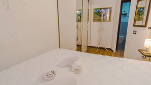 Tabla de planchar con plancha, wifi gratis y ropa de cama 