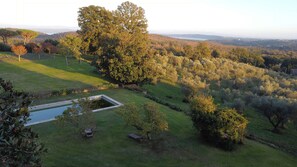 Pool - Villa with pine forest and lake view in Tuscia (Manziana)