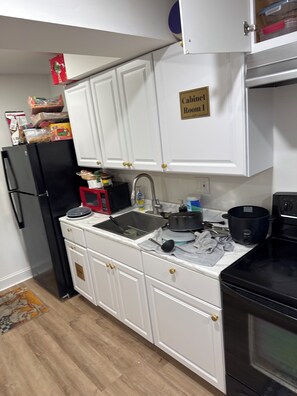 Private kitchen - 3-bedroom with AC and Heating in a basement Waldorf (Waldorf)