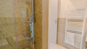 Shower, hair dryer, bidet, towels - Domus Dantis Vita Nova (Ravenna)