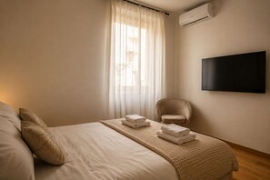 2 bedrooms, iron/ironing board, WiFi, bed sheets - Trastevere - To Rome with Love - 90MQ & 3 Beds (Roma)