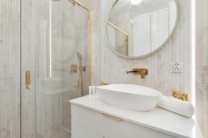 Shower, hair dryer, towels, shampoo - Air-Conditioned Apartment with Parking | Balcony (Gdańsk)