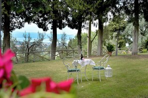 Outdoor dining - Historic villa overlooking Lake Trasimeno (Paciano)