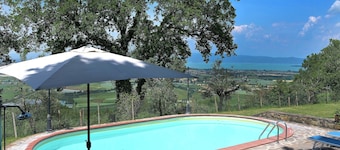 Historic villa overlooking Lake Trasimeno