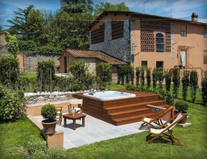 Outdoor spa tub - Violetta Apartment near Lucca (Segromigno in Monte)