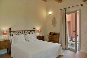 Desk, free WiFi - Historic villa in Tuscan Maremma with bio lake (Roccastrada)