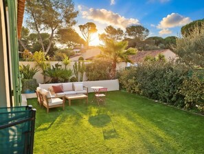 Terrace/patio - Modern house with garden and jacuzzi close to the sea (Fréjus)