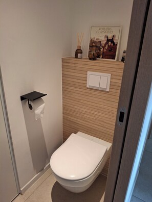 Shower, hair dryer, towels, soap - Modern house with garden and jacuzzi close to the sea (Fréjus)