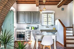 Microwave, oven, coffee/tea maker - Apartment with view in Segromigno in Monte (Segromigno in Monte)