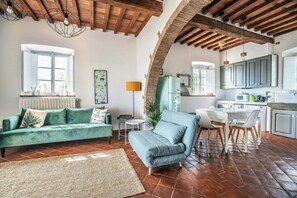 TV, fireplace - Apartment with view in Segromigno in Monte (Segromigno in Monte)