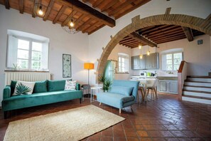 TV, fireplace - Apartment with view in Segromigno in Monte (Segromigno in Monte)